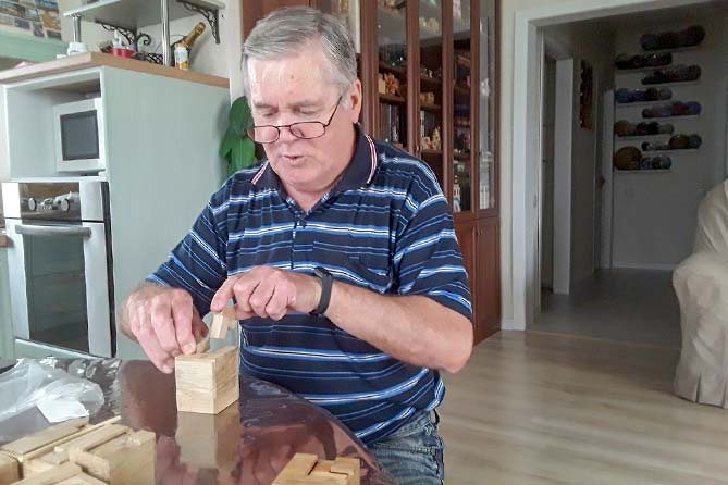 мужчина создает головоломку