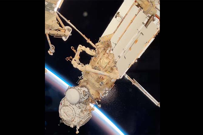 космонавты в открытом космосе