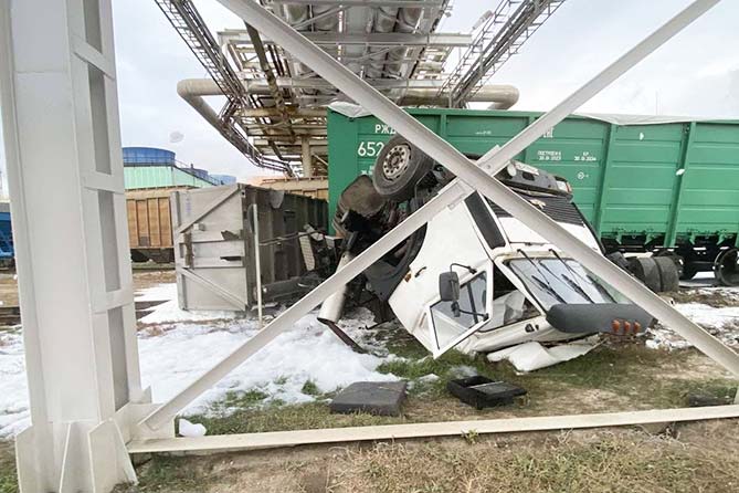 поезд столкнулся с грузовиком