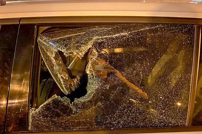 разбитое стекло в машине