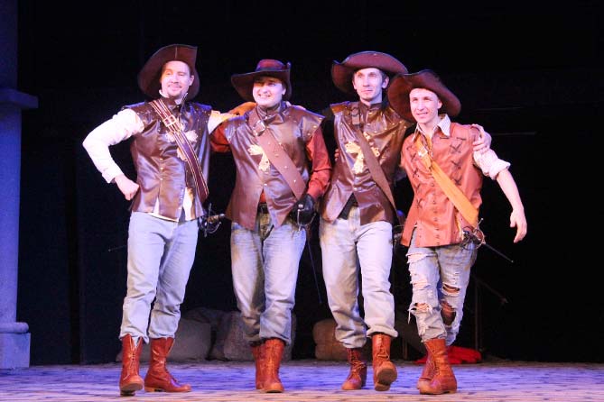 сцена из спектакля Три мушкетера