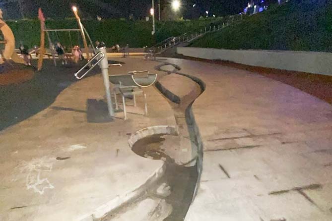 аттракцион на набережной без воды