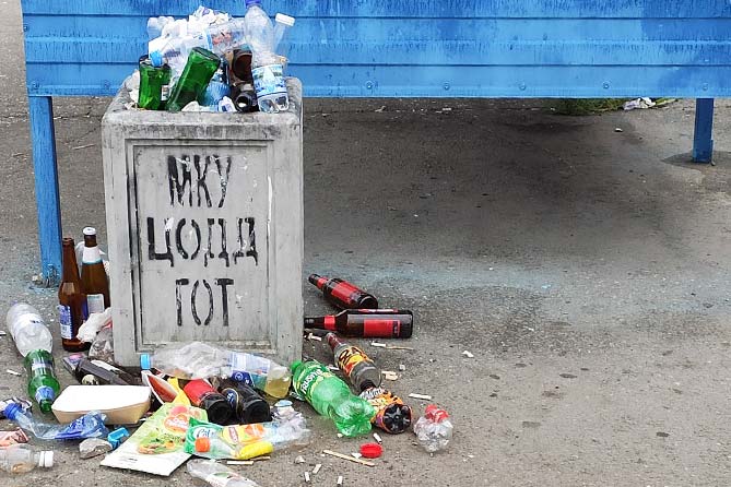 мусор возле урны