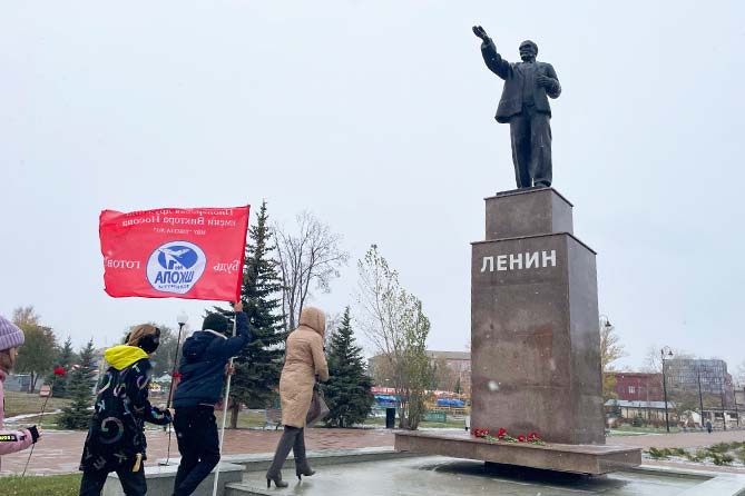 школьники у памятника Ленину