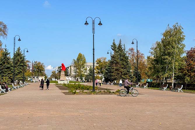 благоустроенная аллея в Центральном парке