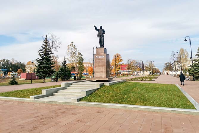 благоустроенная аллея в парке Центрального района