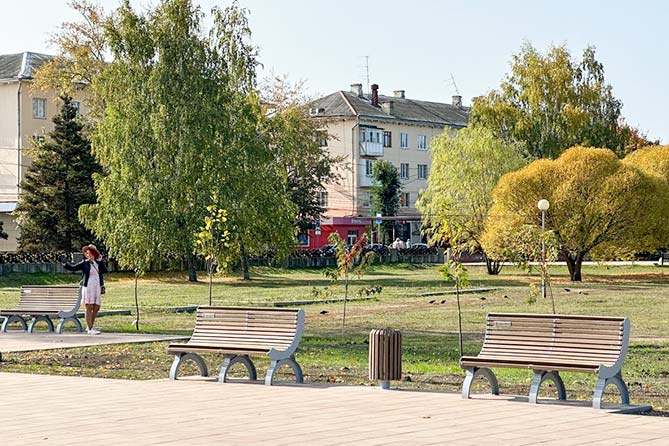 парк центральный аллея скамейка новые скамейки в парке Центрального района