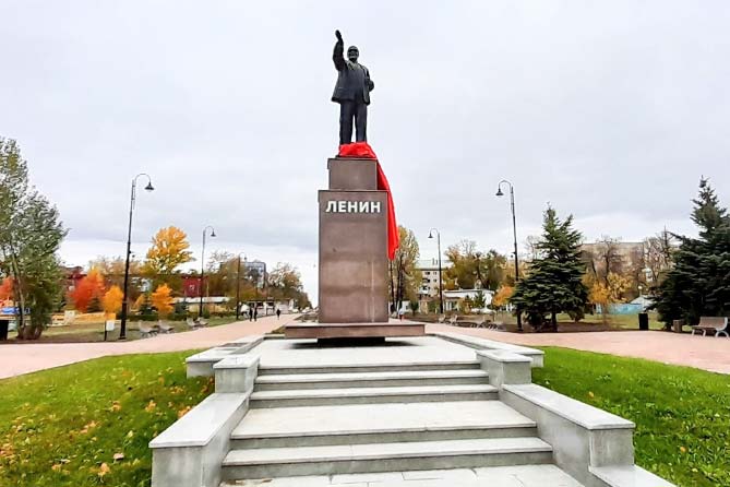 парк центральный памятник ленин кумач кумач упал с памятника Ленину