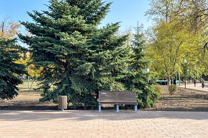 новая скамейка и урна в парке