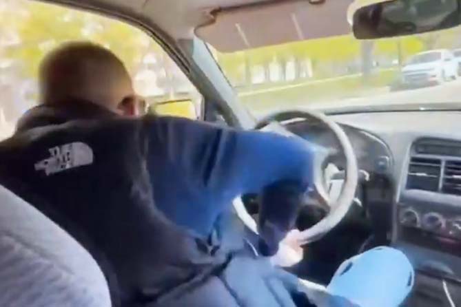 подросток за рулем автомобиля