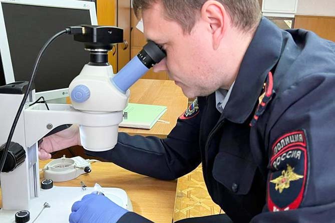 эксперт-криминалист проводит экспертизу крови