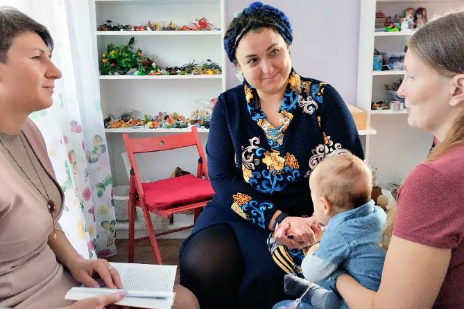 женщины в семейном центре