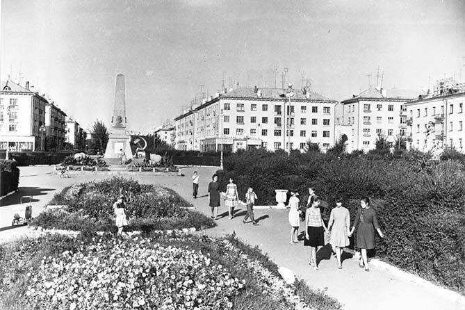 люди на площади Свободы на старом фото