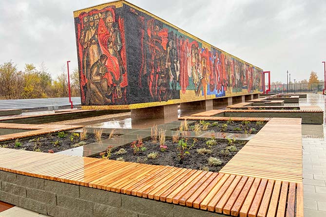 лавка у стелы-панно