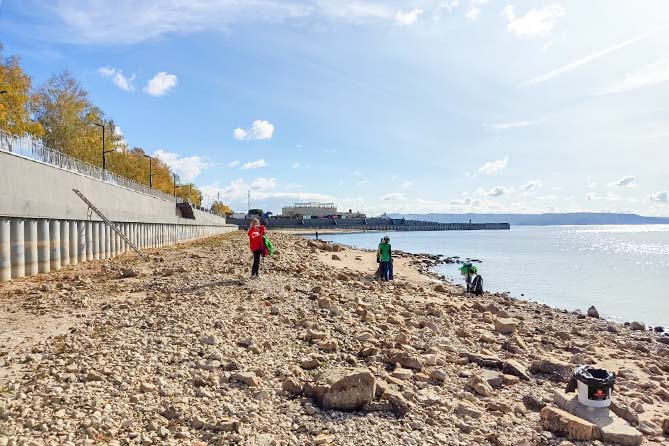 горожане на субботнике на второй очереди набережной