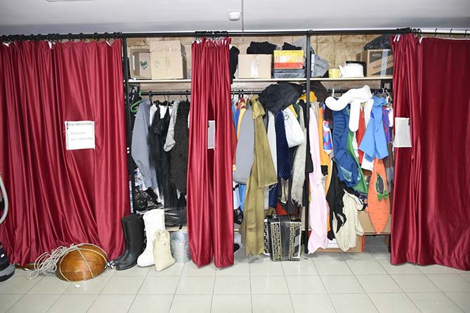 система хранения для костюмов в театре Дилижанс