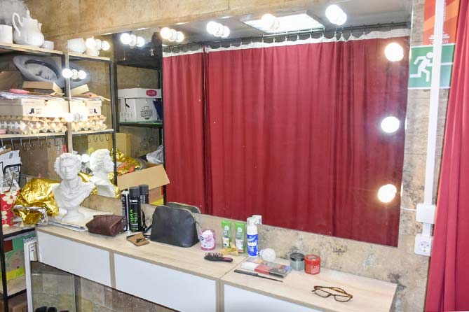 зеркало со столиком в гримерной театра