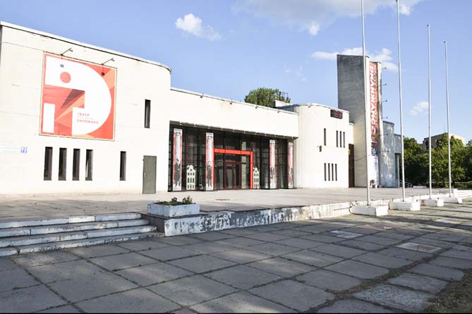 фасад здания театра Дилижанс