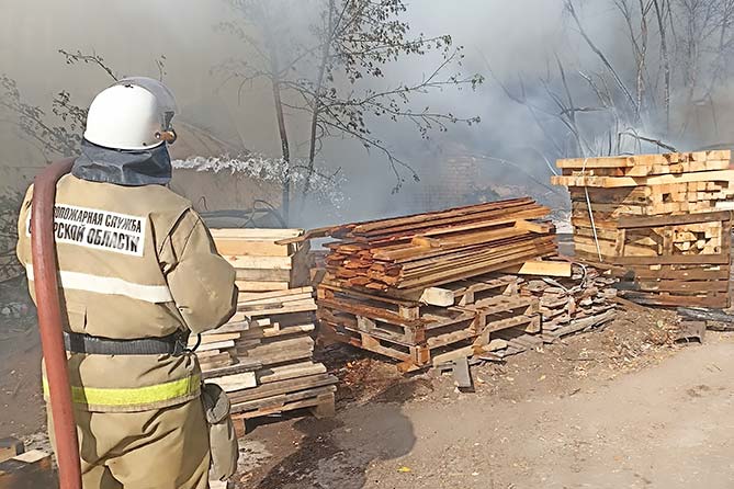 пожарный тушит возгорание 