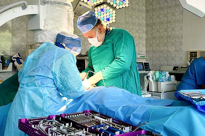 детские врач-ортопеды проводят операцию на позвоночнике