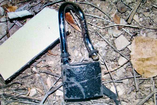 сорвали замок