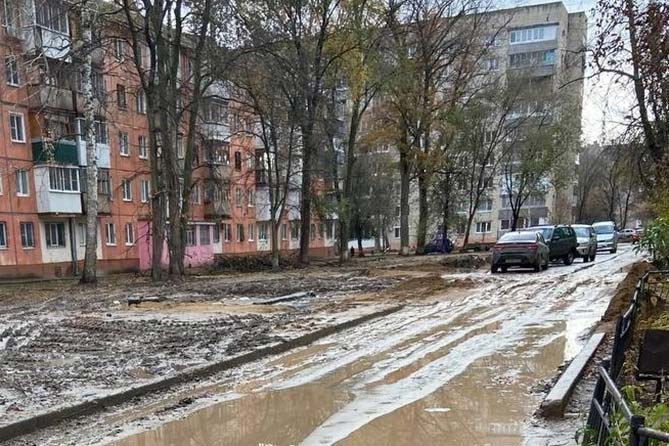 75 квартал жилина т плюс труба грязь перекладка теплосеть 02-11-2023 грязь на дороге в 75 квартале