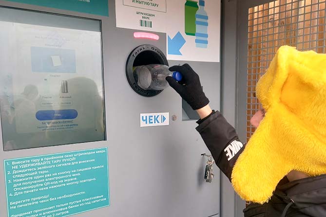 фандомат набережная автозаводский тара мусор пластиковая бутылка молодой человек молодой человек бросает пластиковую бутылку в фандомат