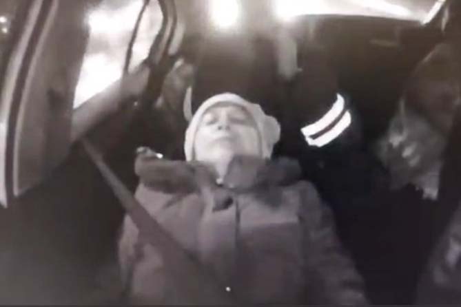 пожилая женщина в машине