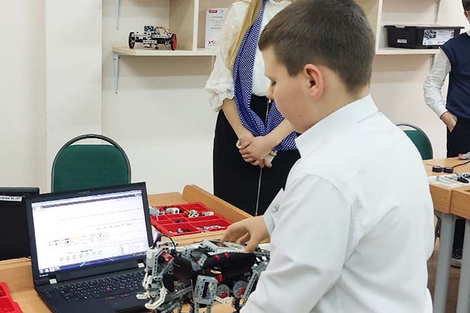 школьник делает робота