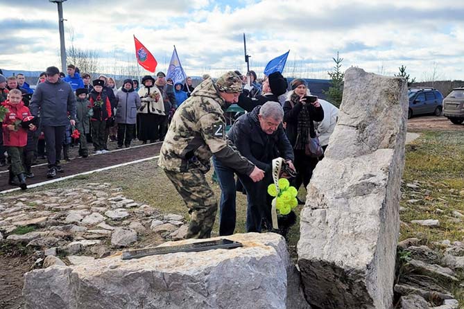 возложение цветов к памятному знаку