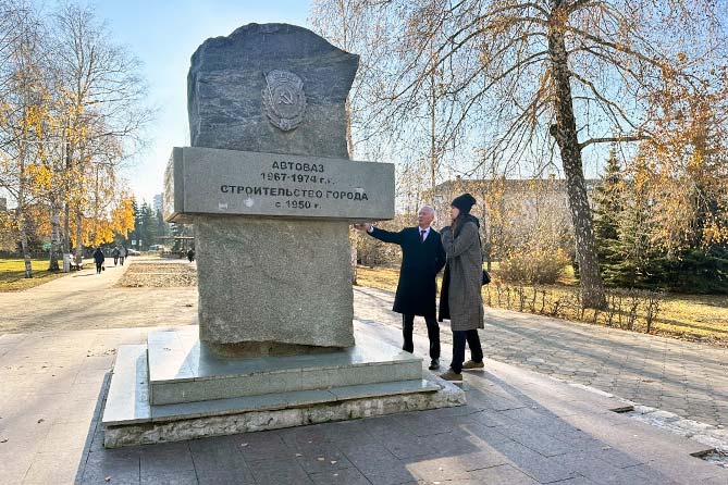 монумент в честь строителей города
