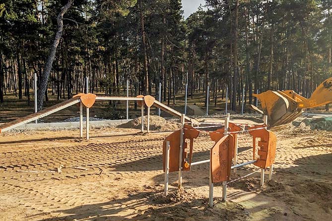 тренировочные снаряды на площадке для выгула собак