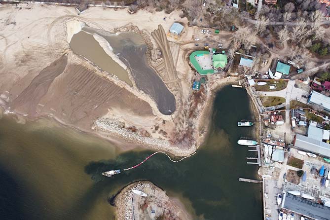 пляж берег портпоселок труба намыв песок вода вид сверху намыв песка на пляже в портпоселке