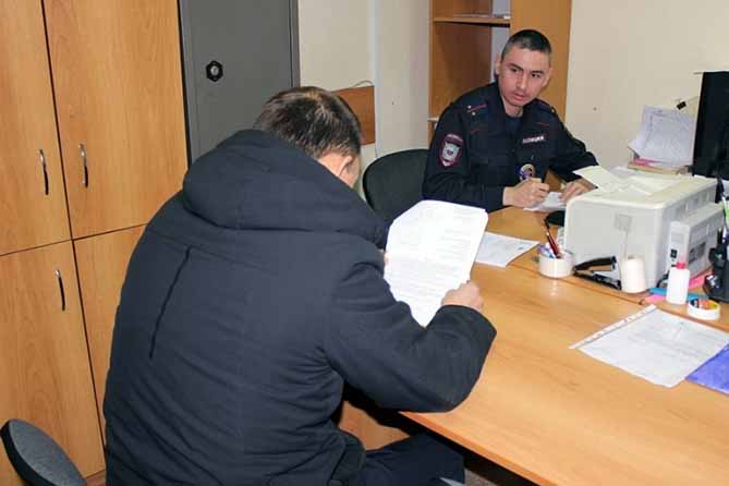 как безработный получил деньги и стал преступником мужчина в кабинете полицейского