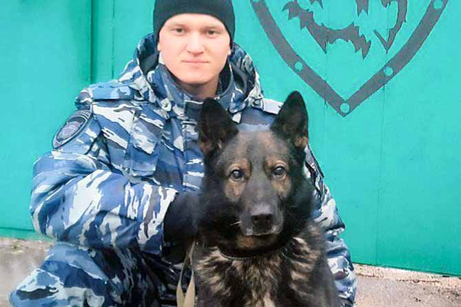 собака показала на нее: в тольятти задержана 22-летняя мать двоих детей кинолог с собакой