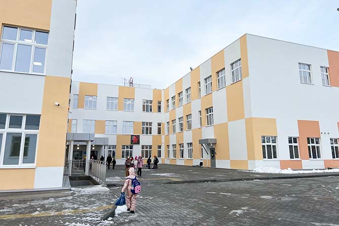 дети идут в новую школу в тимофеевке