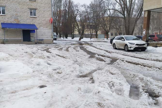 снег не убран во дворе улицы ленинградской