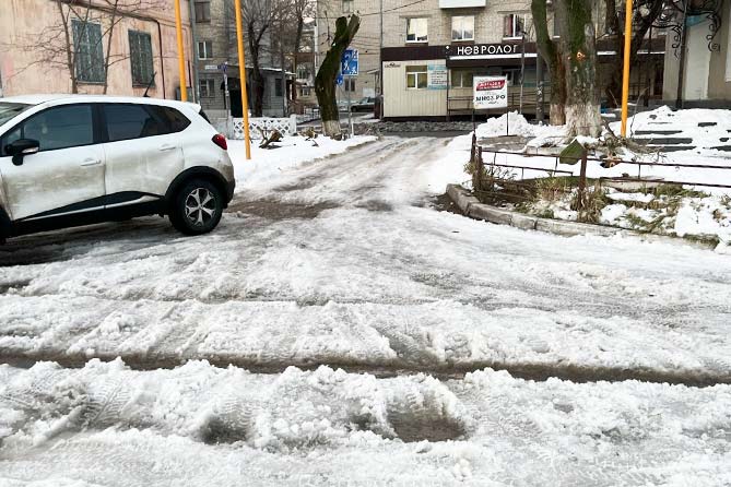 снег не чищен во дворе по улице карла маркса