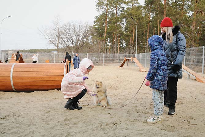 дети с собакой на площадке в эко-парке