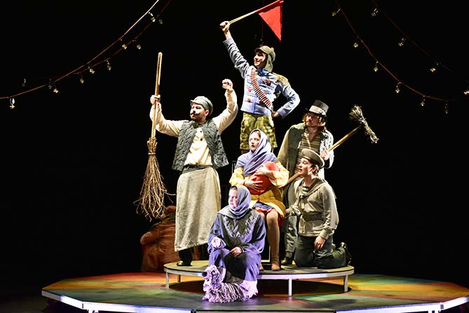 театр дилижанс крокодил спектакль сцена сцена из спектакля Крокодил в театре Дилижанс