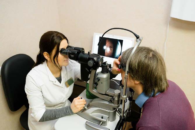 врач-офтальмолог проверяет зрение