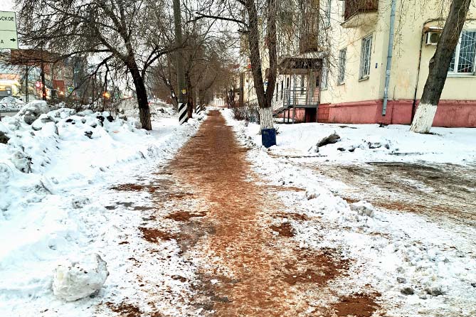 песок на тротуаре зимой