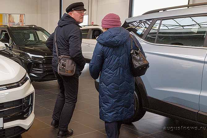 муж с женой в автосалоне