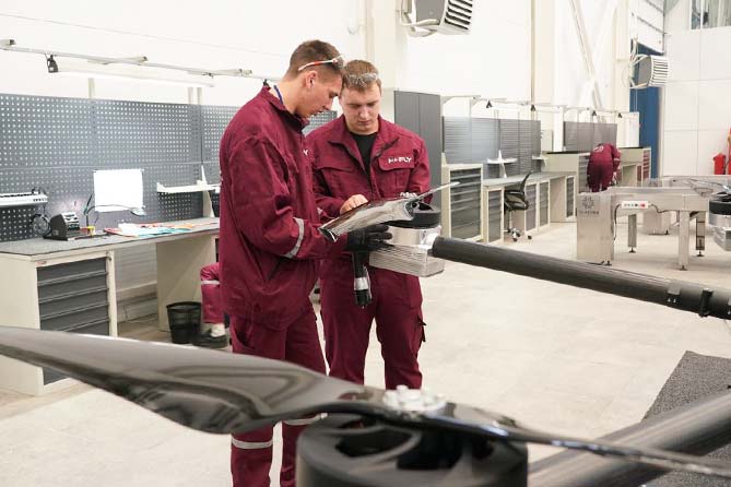 беспилотник бас дрон производство работник завод сотрудник работники завода по производству беспилотников