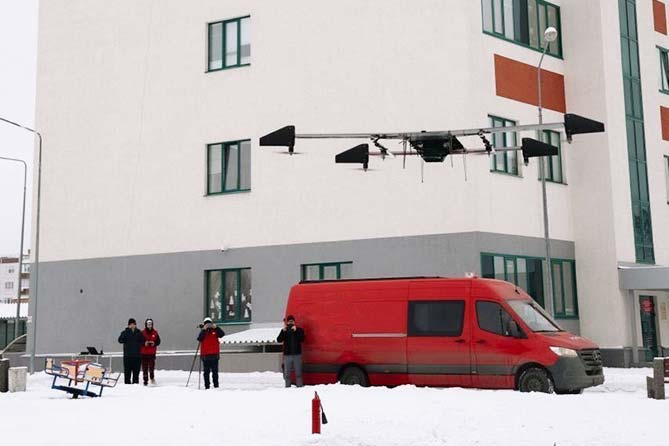 беспилотник доставляет лекарства