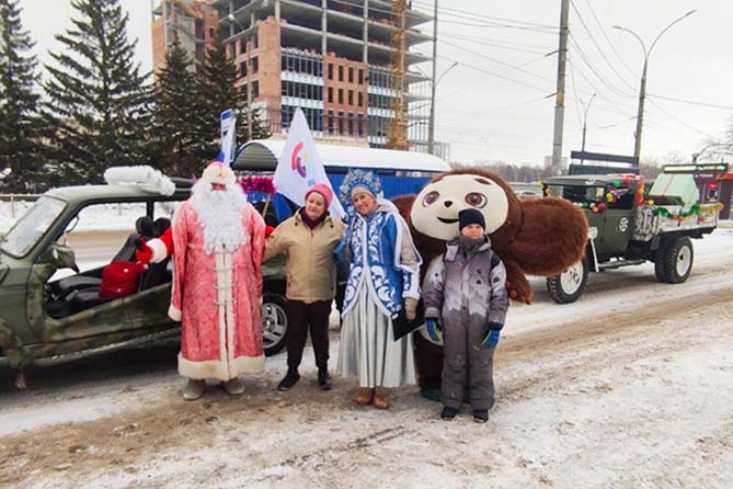 Дед Мороз и Снегурочка и Чебурашка поздравляют жителей