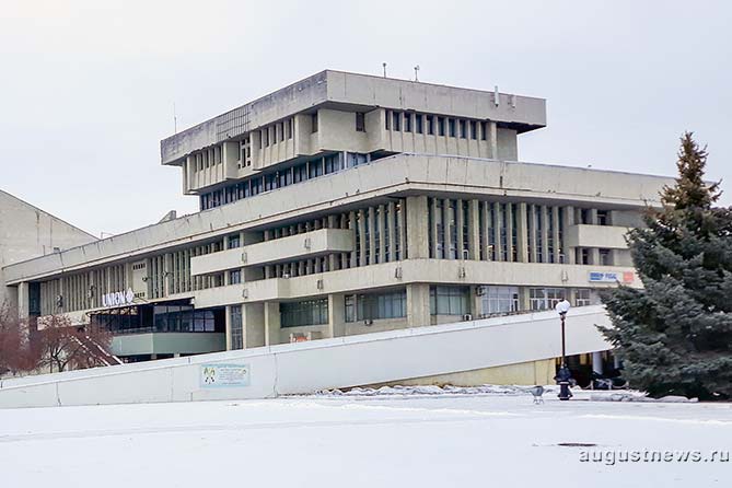 здание КЦ Автоград зимой