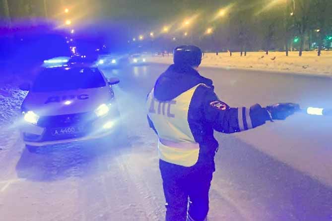 сотрудник дпс останавливает автомобиль