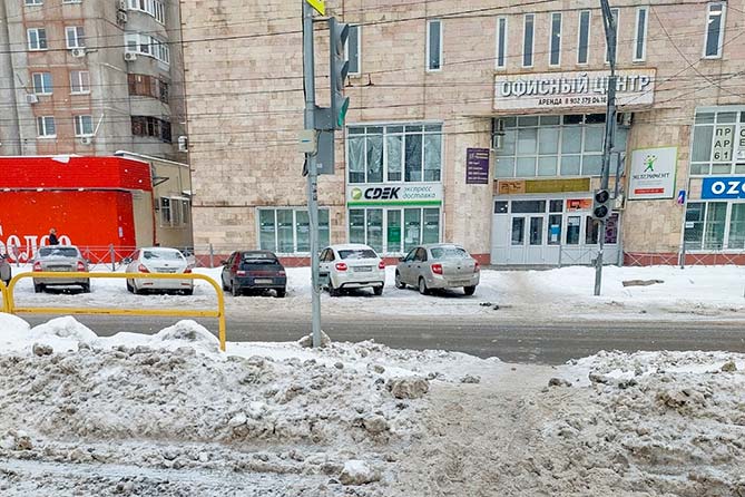 не чищен снег на пешеходной переходе на улице Голосова