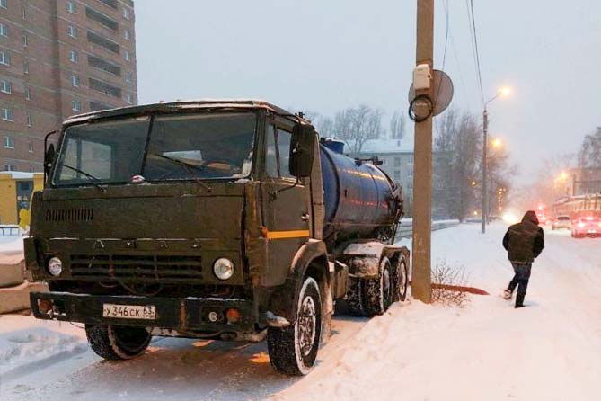 колодец канализация машина слив незаконный слив в колодец